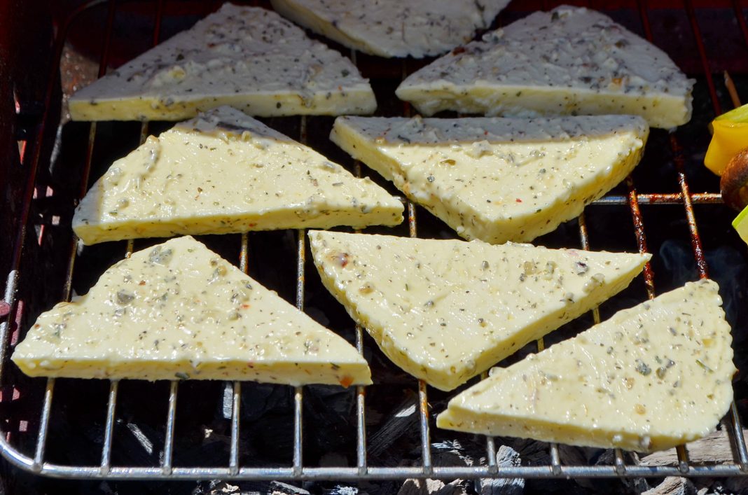 Сыр на мангале, шаг 3: жарим сыр на мангале 