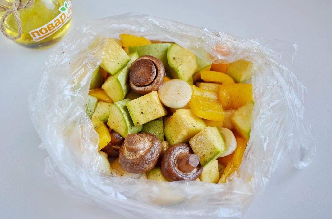 Овощи на гриле, шаг 3: маринуем овощи в пакете 