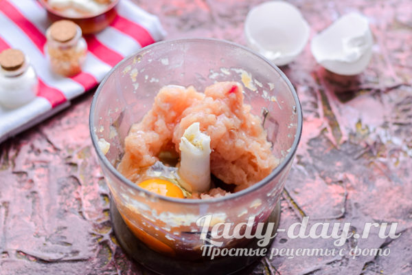 добавить яйцо