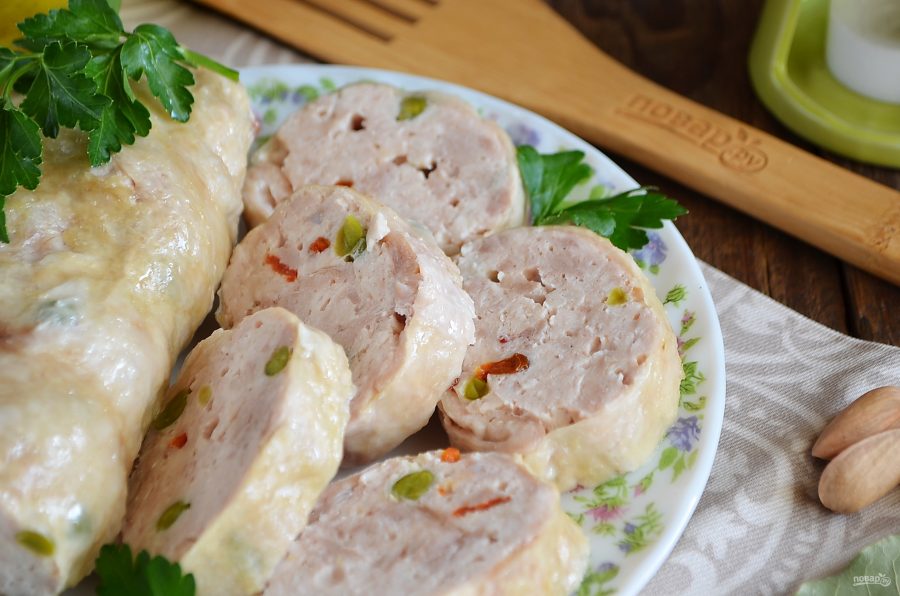 Куриная колбаса с овощами и горошком 
