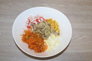 Салат из крабовых палочек с шампиньонами - фото шаг 10