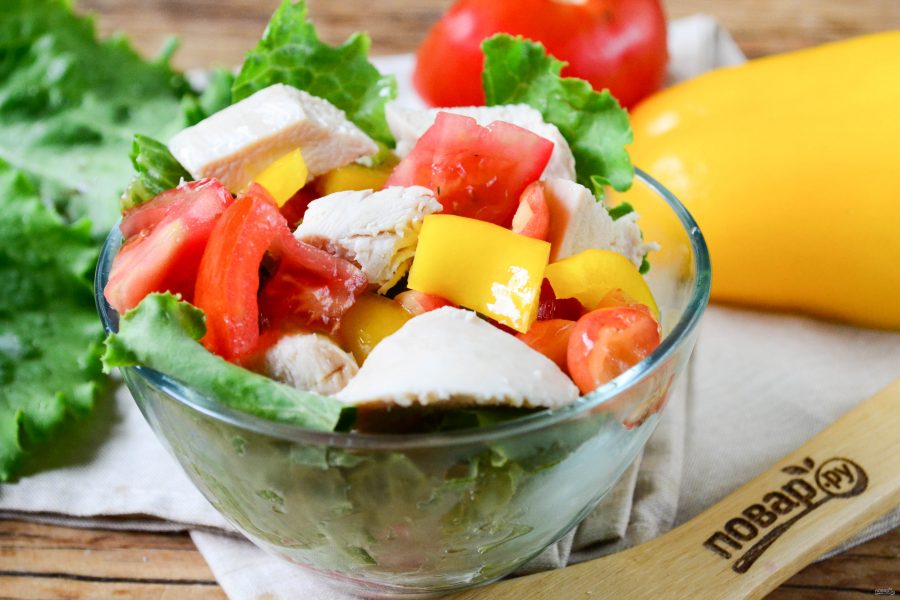 Салат с черешней и курицей