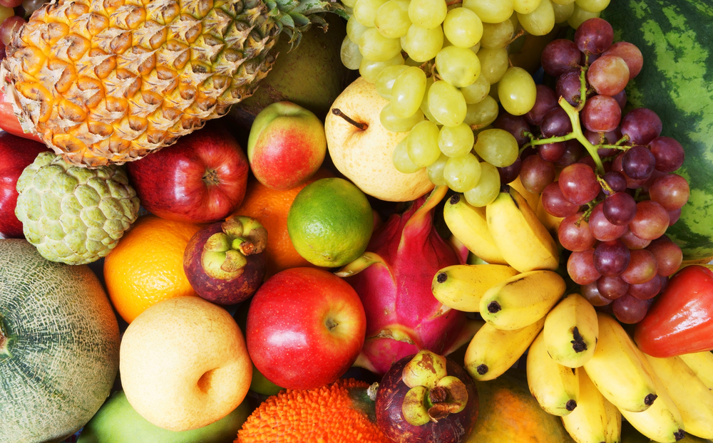 Свежие фрукты: яблоки, груши, бананы, дыня, ананас, виноргад