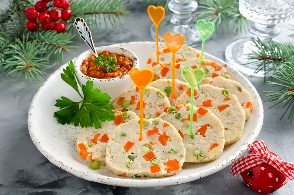 Рыбный рулет с морковью и горошком