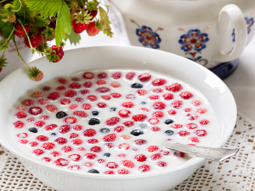 Молоко с земляникой и черникой