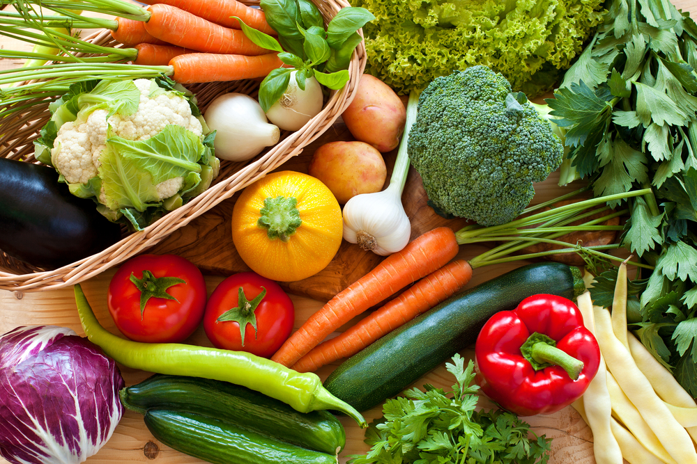 Свежие овощи: огурцы, помидоры, перцы, брокколи, цветная капуста, морковь, картошка, баклажан, чеснок