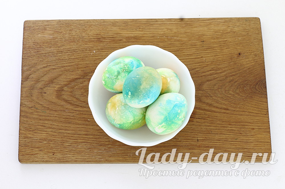 Как покрасить яйца салфетками