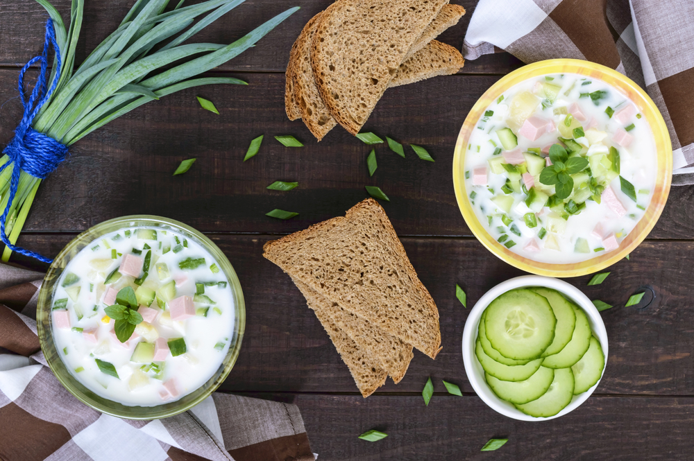 Окрошка на кефире с колбасой, огурцами и зеленым луком