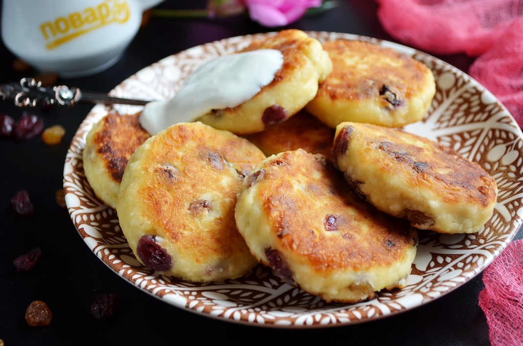 Сырники с изюмом и вяленой клюквой