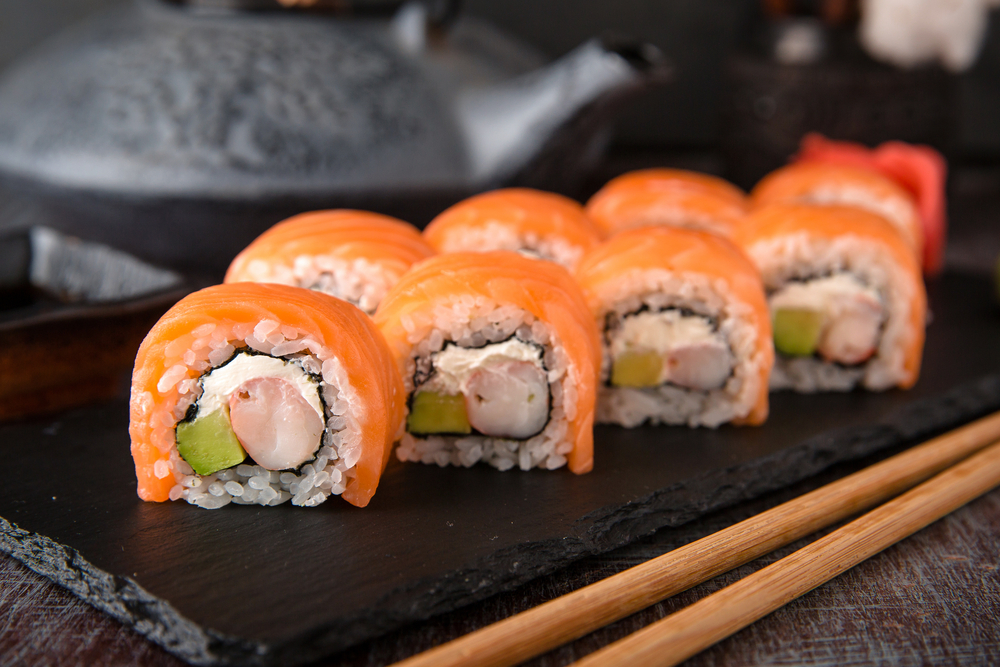Суши с лососем