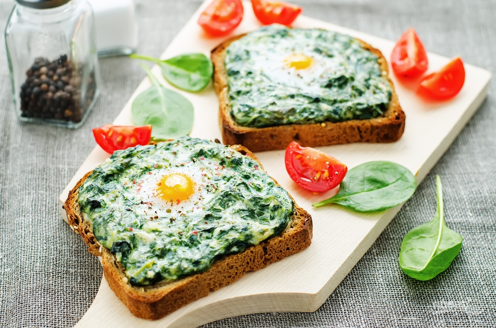 Сэндвич с яйцом и шпинатом