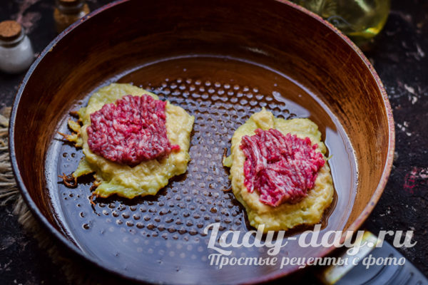 положить фарш