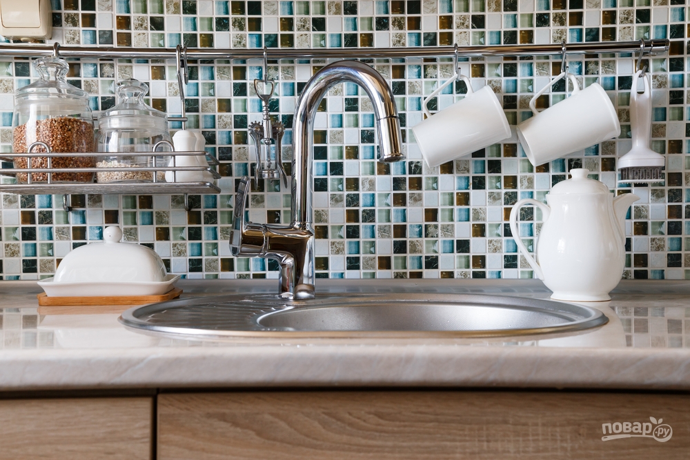 Кружки удобно развешивать на крючках