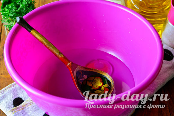 влить масло