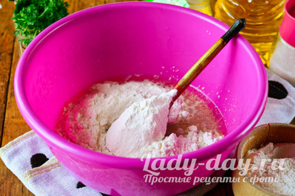 всыпать муку