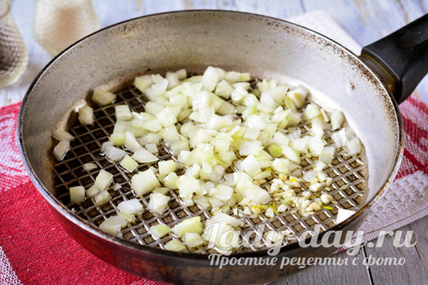 жарить лук