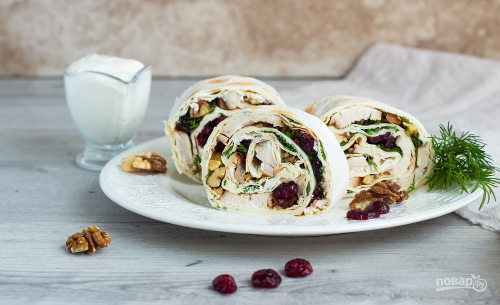 Рулет из лаваша с курицей, авокадо, вяленой клюквой и грецкими орехами