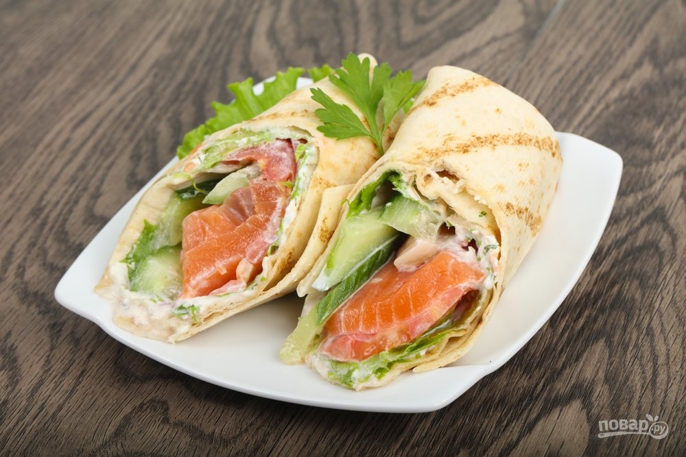 Рулет из лаваша с семгой и огурцом