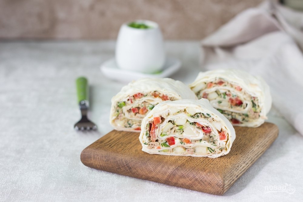 Рулет из лаваша с тунцом, яблоком и перцем