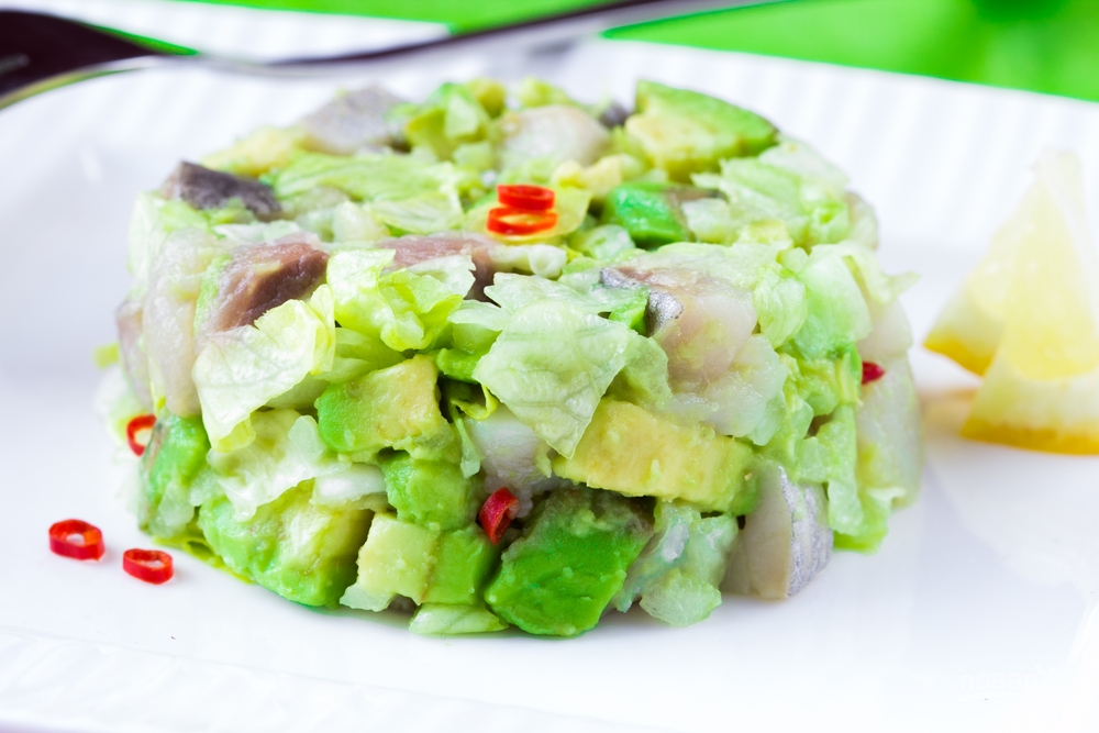Салат из авокадо с селедкой