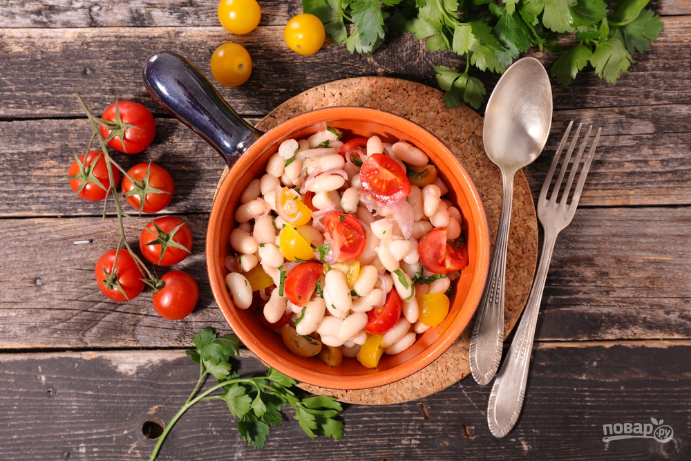 Салат с фасолью и помидорами