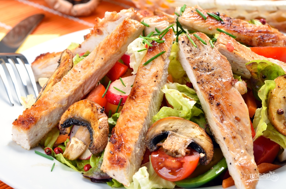 Салат с курицей и грибами