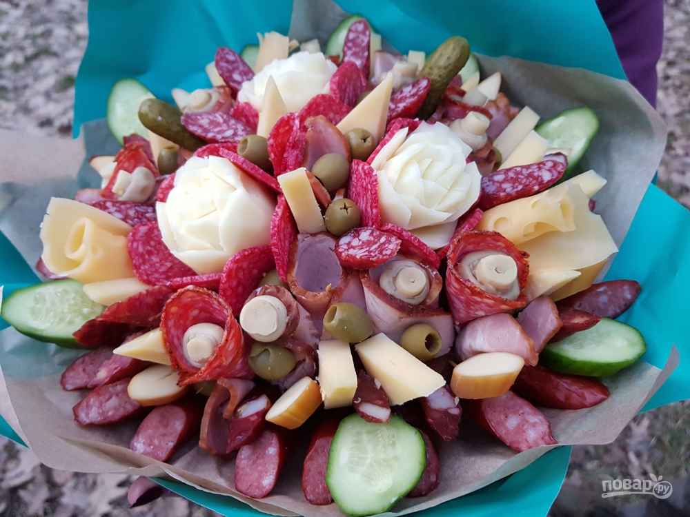 Съедобный букет из овощей, сыра и колбасы