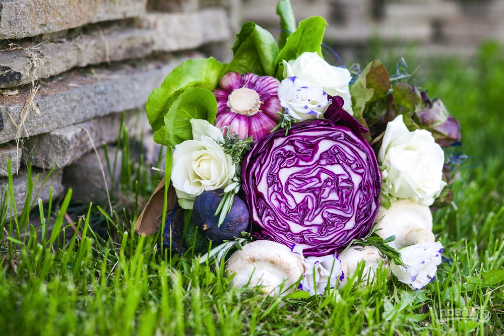 Съедобный букет с капустой и чесноком