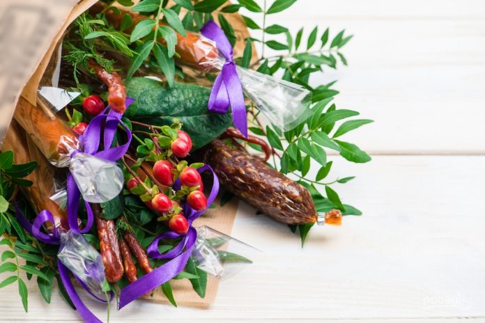 sedobnii_buket_s_kolbasoi-516871