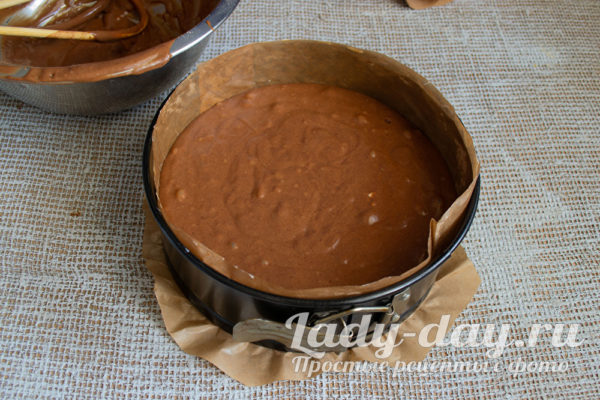 вливаем тесто в форму