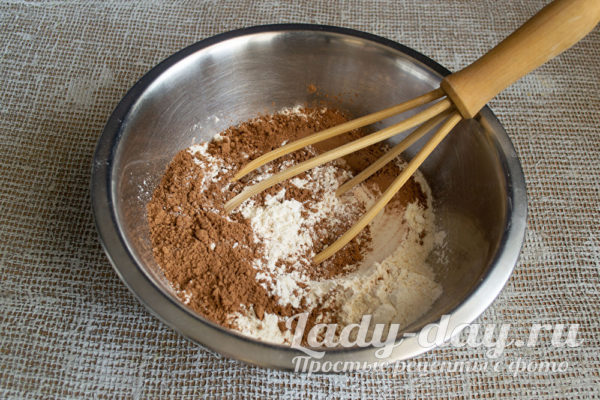 смешиваем муку и какако