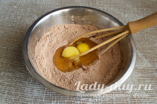 добавляем яйца