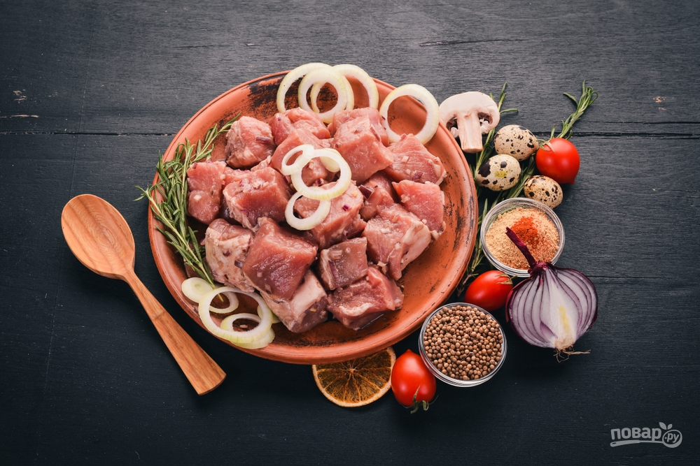 Мясо и специи для шашлыка