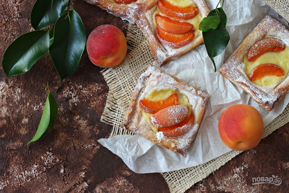 Слойки с творожным кремом и абрикосами