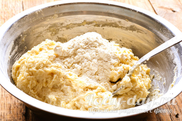 добавить муку