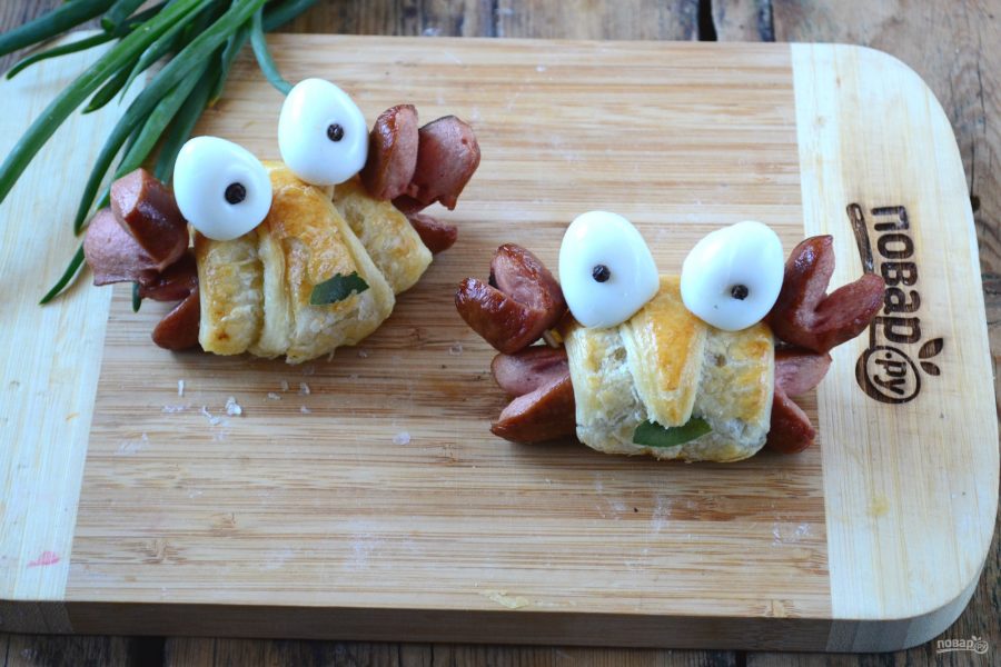 Закуска из слоеного теста с сосисками 