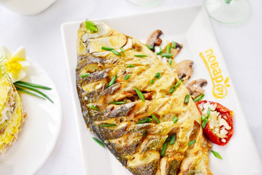 Запеченный карась с рисом и грибами
