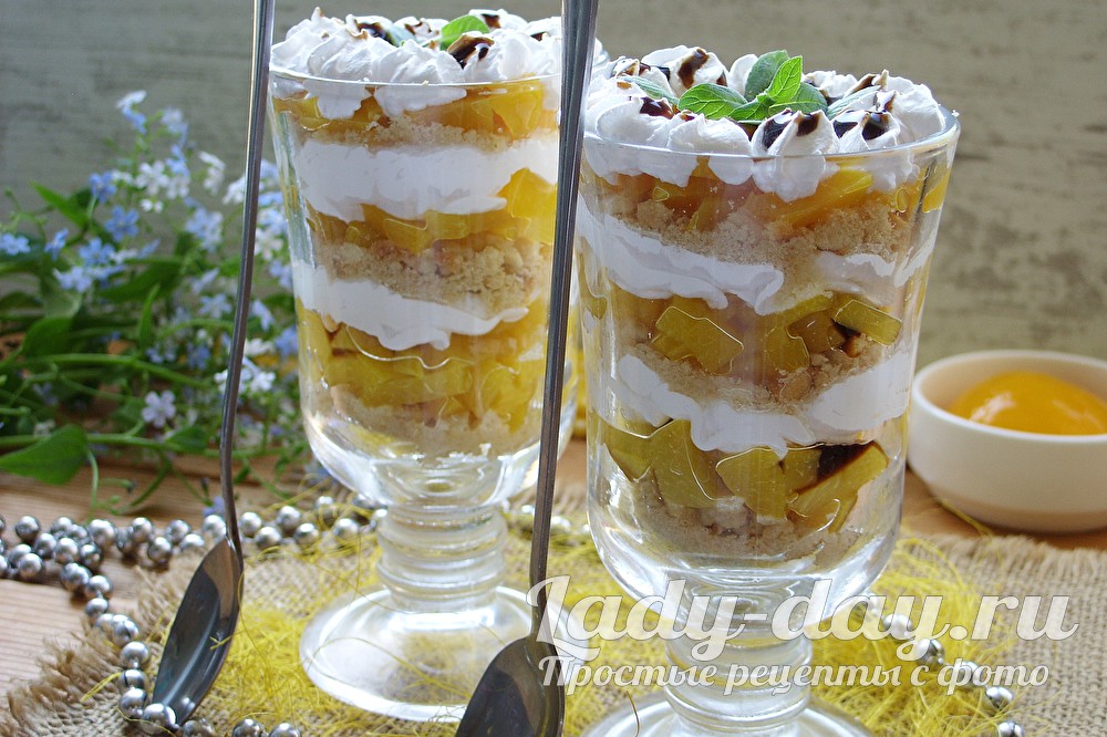 Десерт в стакане с персиками
