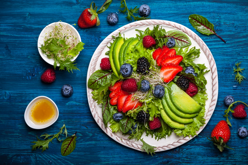 Салат с авокадо и ягодами