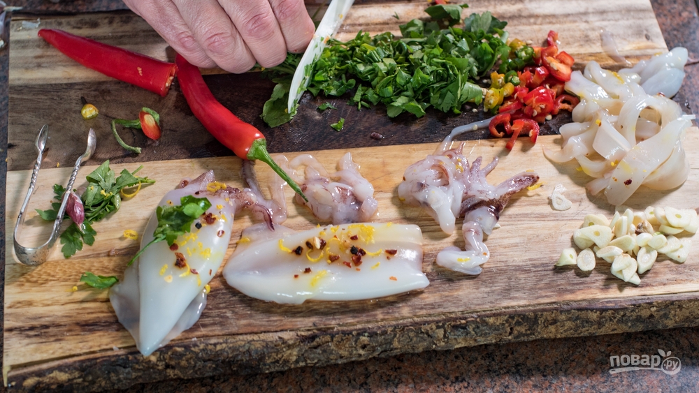 Приготовление кальмара с зеленью, чили, чесноком и цедрой лимона