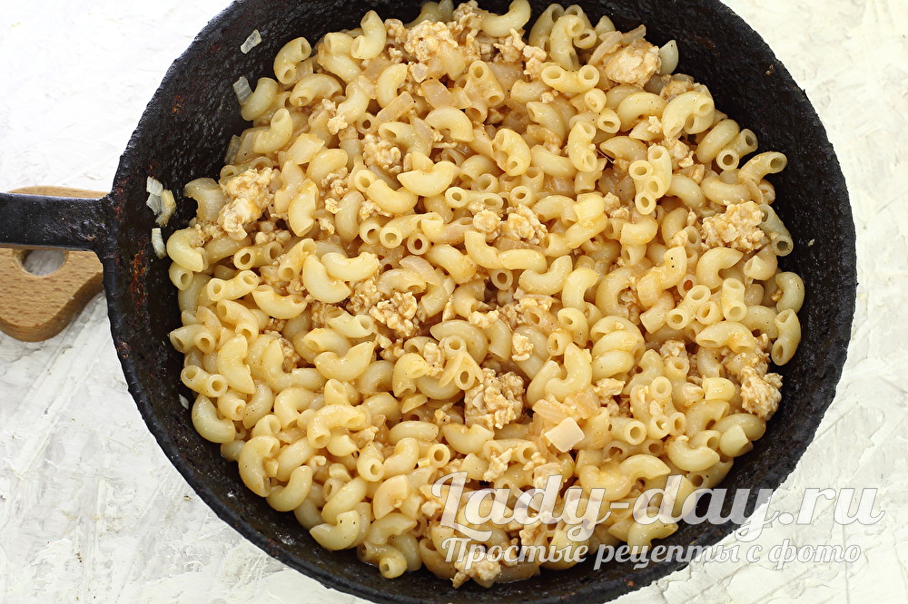 макарон с фаршем и томатной пастой 