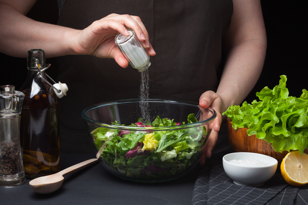 Используйте высокие салатники для смешивания салата!