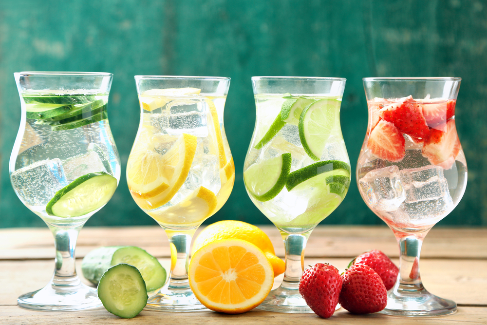 Освежающие напитки с фруктами, овощами и ягодами