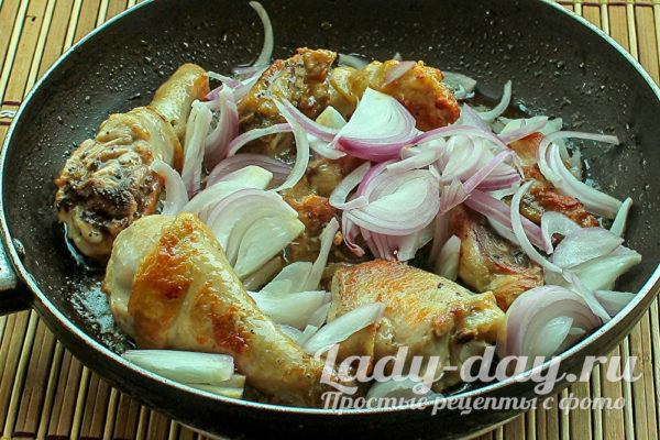 добавляем лук к курице