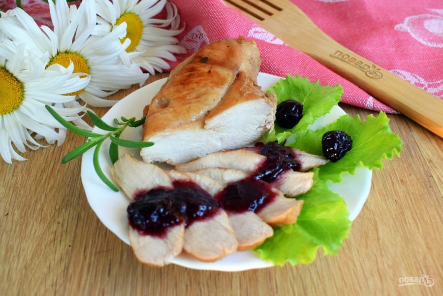 Куриная грудка с вишневым соусом