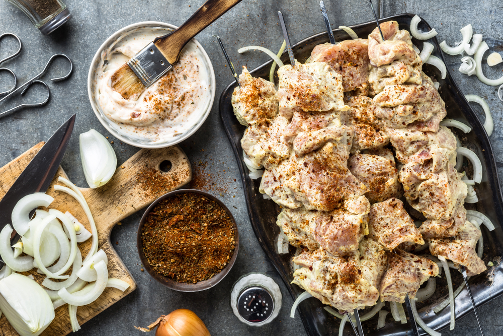 Мясо для шашлыка маринуется в йогурте с луком