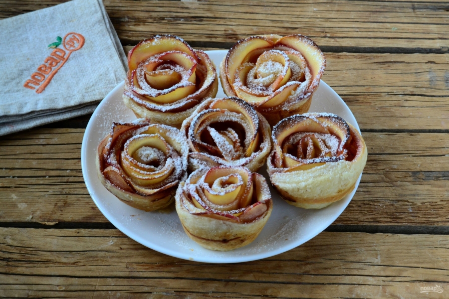 Розы из яблок с вареньем