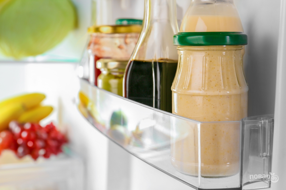 Стеклянные банки с продуктами в холодильнике