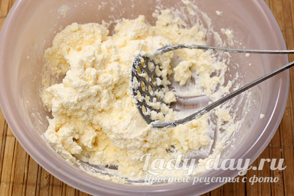растираем толкушкой