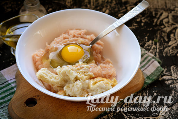 фарш, яйцо и хлеб в миске